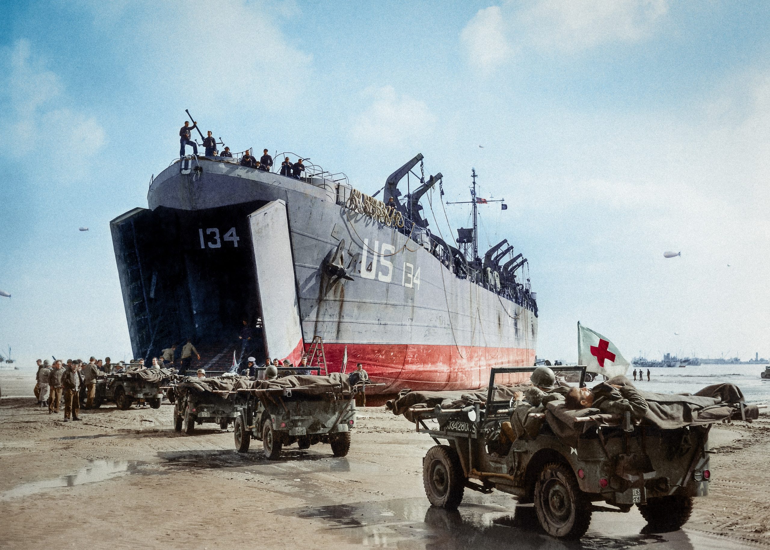 El buque de desembarco de tanques USS LST-134 se carga con heridos para llevarlos de vuelta a Gran Bretaña para recibir tratamiento